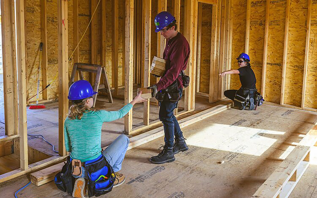 Ann Arbor Student Building Industry Program students working on a house on Sedgewood Lane in Ann Arbor, thumbnail from YPL news article related to CTE report