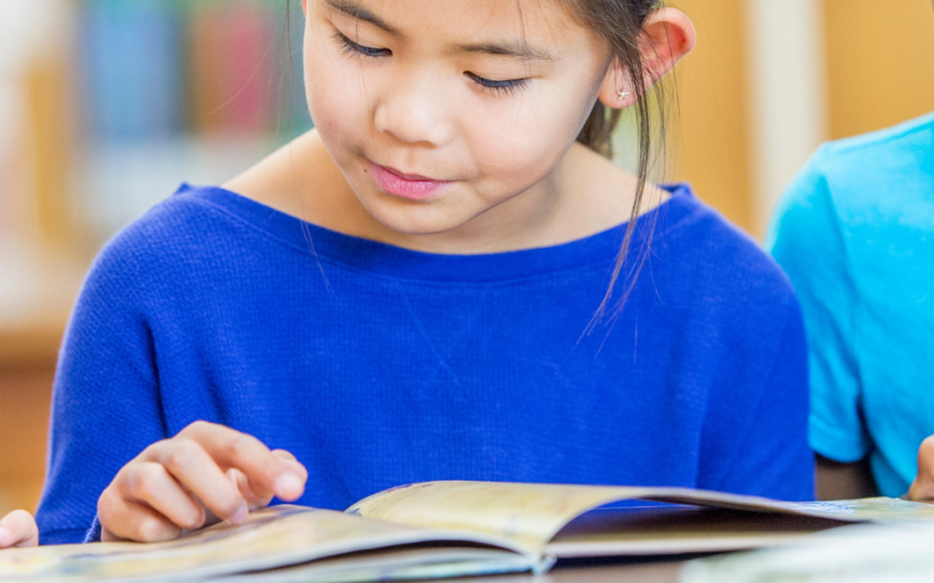 3 girls reading