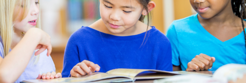3 girls reading